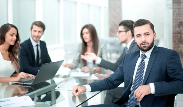 Zakenman heeft een zakelijke bijeenkomst met de business team — Stockfoto