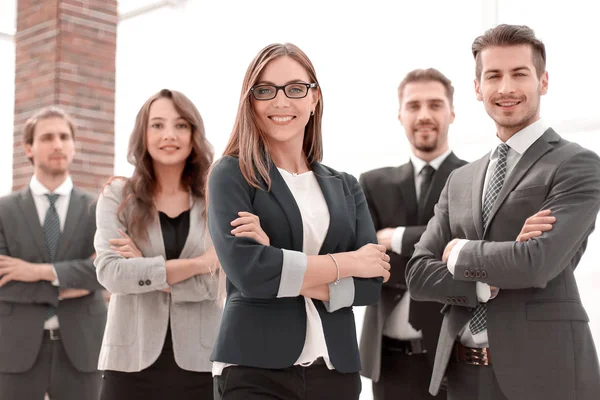 Retrato de joven empresario con equipo empresarial — Foto de Stock