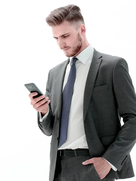 Serio hombre de negocios leyendo mensaje de texto en el teléfono inteligente —  Fotos de Stock