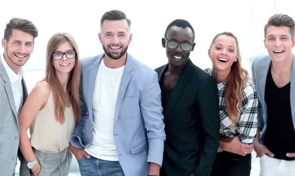 Feliz grupo de personas de pie en una fila sobre fondo blanco — Foto de Stock