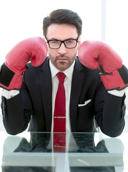 Fechar up.serious homem de negócios luvas de boxe — Fotografia de Stock