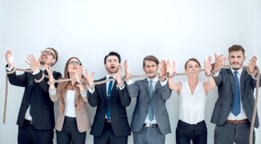 korkmuş grup iş adamları ile bir ip bağladılar.