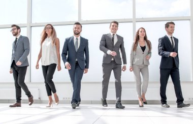 başarılı iş takım ayakta ofis salonunda