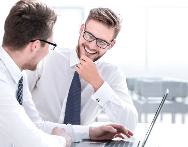 Stäng up.employees arbetar med en laptop på kontoret — Stockfoto