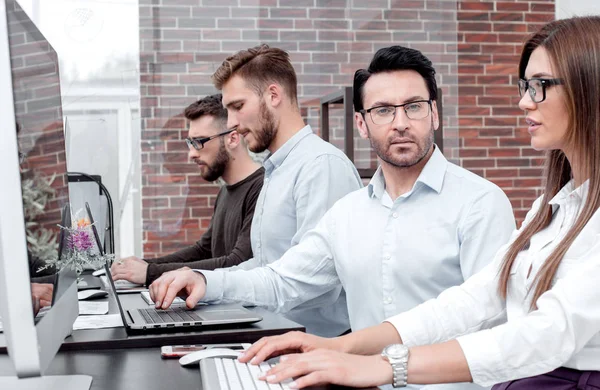 Professionella business-team som arbetar på en Pc i ett modernt kontor — Stockfoto