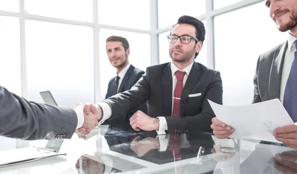 Händedruck von Geschäftsleuten bei einem Arbeitstreffen — Stockfoto