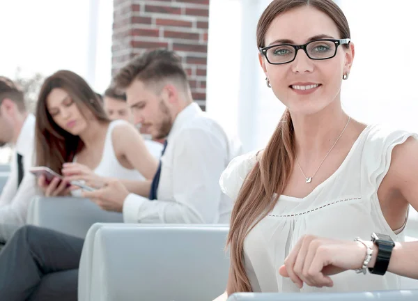 Joven mujer de negocios sentada en la oficina sala de espera — Foto de Stock