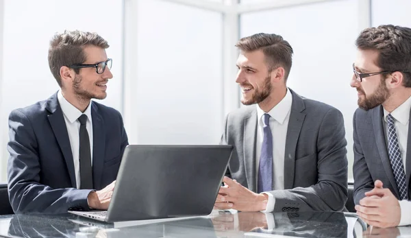 Close up .business team using a laptop in the workplace — стоковое фото