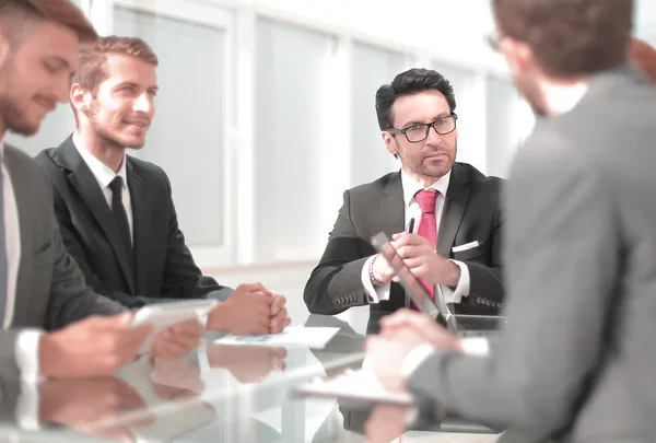 Affärsman och affärsteam på ett möte på kontoret — Stockfoto