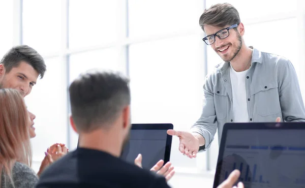 Foto, guapo, hombre de negocios, mostrando, gráficos, gráficos — Foto de Stock