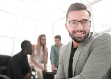 yakınındaki masaüstüne ofisinde oturan işadamı.