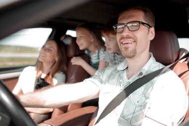 Yan manzara. Mutlu aile arabaları..