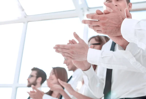 Επιχειρηματική background.applauding επιχειρηματική ομάδα στέκεται στο γραφείο — Φωτογραφία Αρχείου