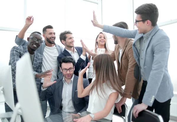 Ambiciózus üzleti csapat ünnepli a sikert az irodában — Stock Fotó