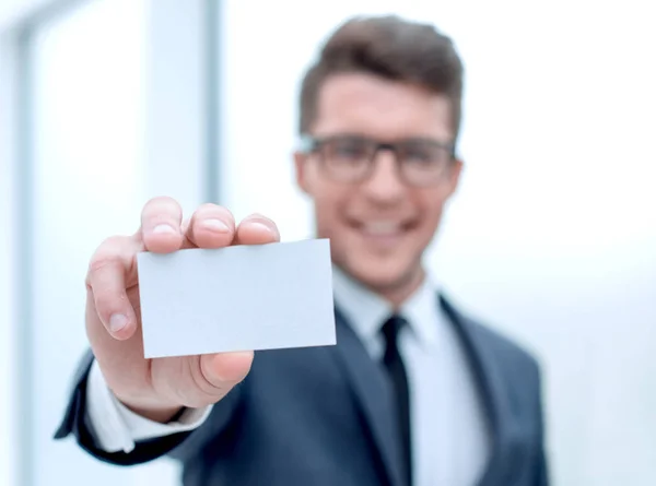 Primo piano uomo d'affari di successo mostrando il suo biglietto da visita — Foto Stock