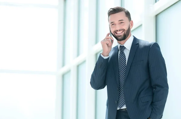 Κλείσε. Χαμογελαστή επιχειρηματίας που μιλάει στο τηλέφωνο. — Φωτογραφία Αρχείου