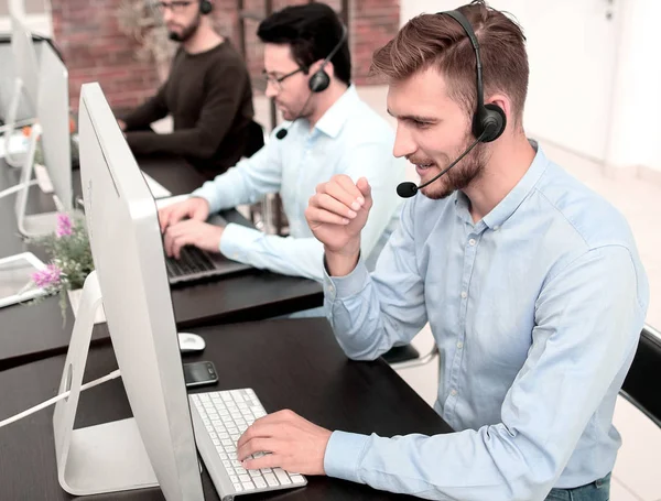 Operadores de call center profissionais se comunicar com os clientes — Fotografia de Stock