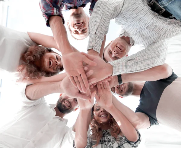 Geschäftsteam mit zusammengeklammerten Händen — Stockfoto