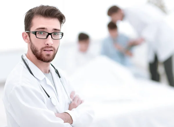 Ansvarig läkare på bakgrunden av kammaren — Stockfoto