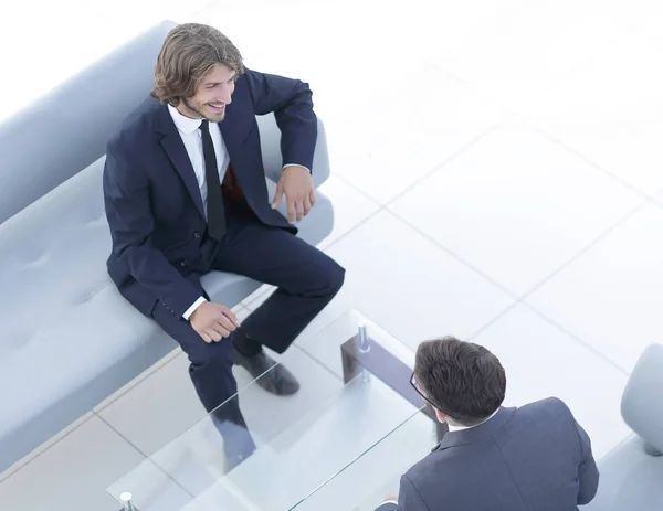 Två affärsmän diskuterar på arbetsplatsen — Stockfoto