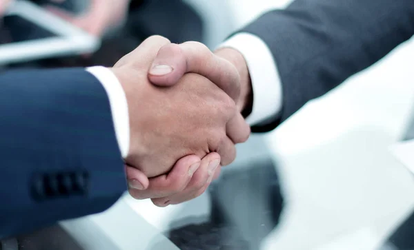 Two confident business man shaking hands — Stock Photo, Image