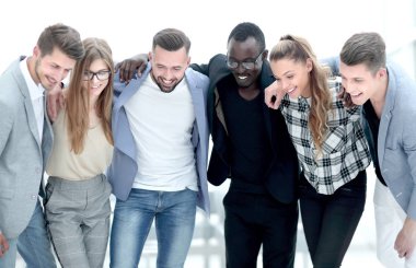 insanlar standihg ofiste çok etnik gruptan oluşan grup