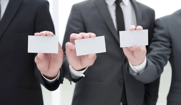Drie zakenpartners die hun visitekaartje tonen — Stockfoto