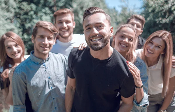 Porträt einer Gruppe von Freunden im Freien. — Stockfoto