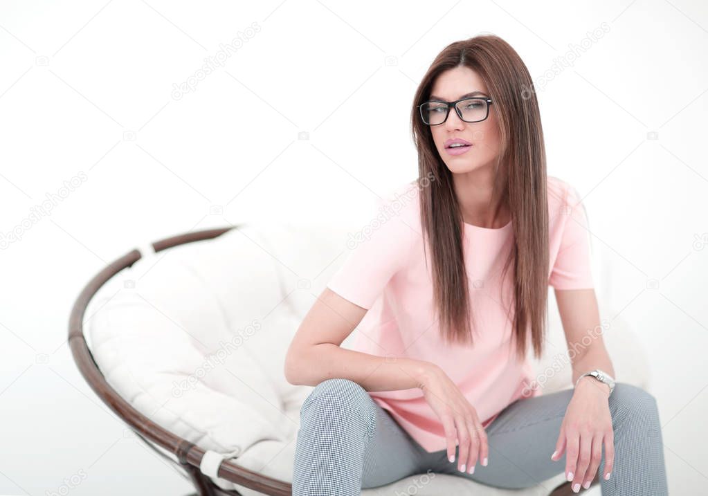 Junge frau zieht sich aus