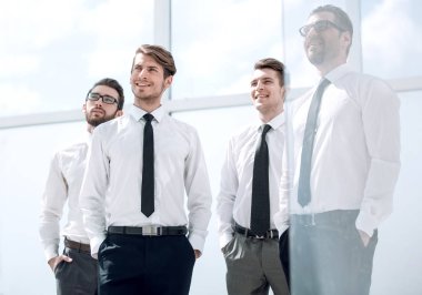 başarılı çalışanlar ofis pencere ayakta