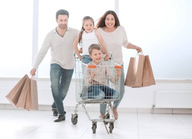 mutlu aile arabası ve çocuklar