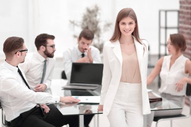 Masasının duran genç iş kadını