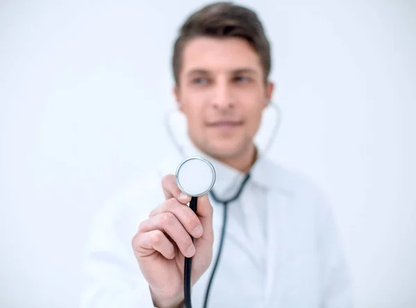 Sonriente médico mostrando estetoscopio — Foto de Stock