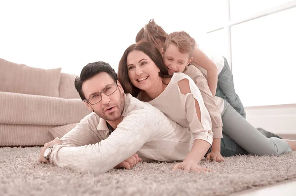 Família feliz em casa passar o tempo juntos — Fotografia de Stock