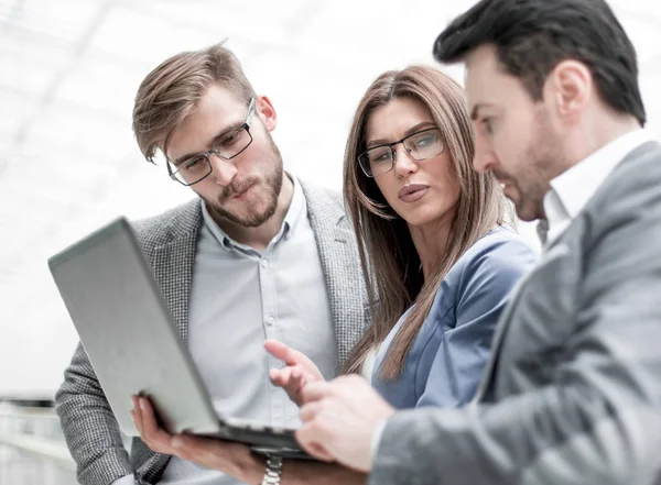 Close-up. attente business collega's kijken naar de laptop scherm — Stockfoto