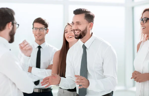 Hombre de negocios explicando algo a su colega . — Foto de Stock