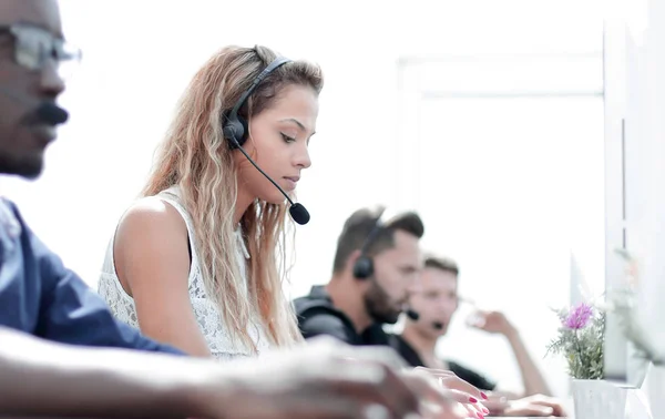 Funcionários call center no local de trabalho — Fotografia de Stock