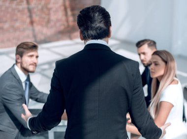 Ofisteki bir iş toplantısına arkadan bakmak.