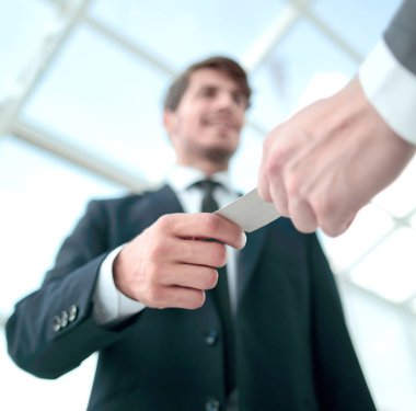 alt view.business kartvizitini üzerinde eller