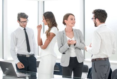 ofiste genç işçilerin konuşma