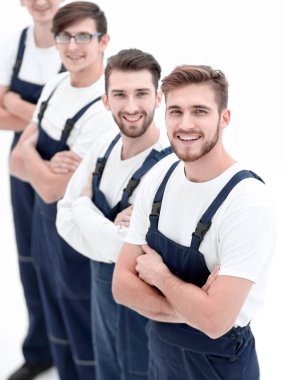 Ev hareket kavramı. Karton kutu kapalı tutan adam.