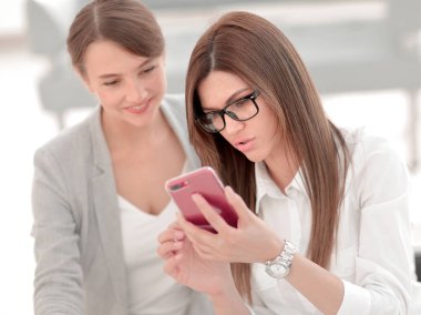 Ofiste selfie çeken iki iş kadını.