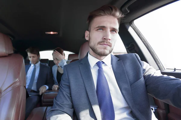 Groep van mensen uit het bedrijfsleven in een luxeauto — Stockfoto