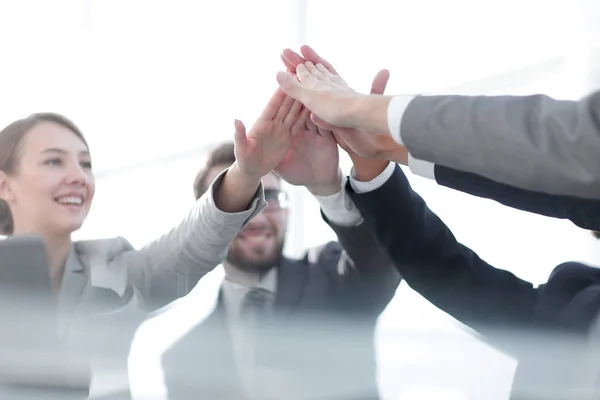 Equipe de negócios feliz dando alta cinco no escritório — Fotografia de Stock