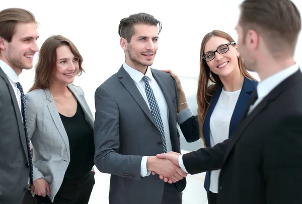 Handschlag in der Lobby eines Bürogebäudes — Stockfoto