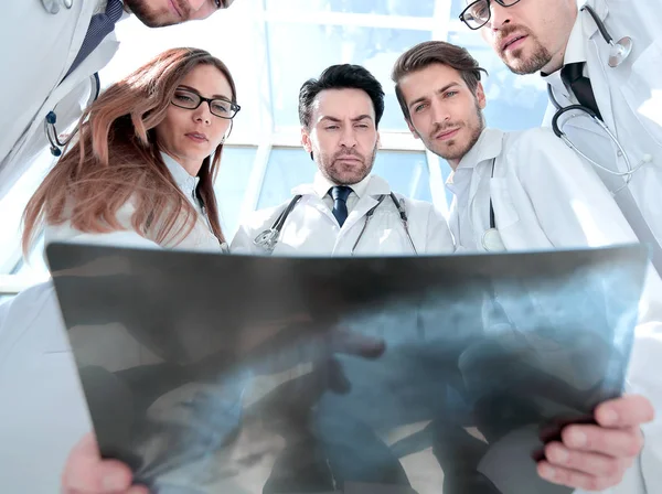 Colegas médicos olhar para o raio-x do paciente — Fotografia de Stock