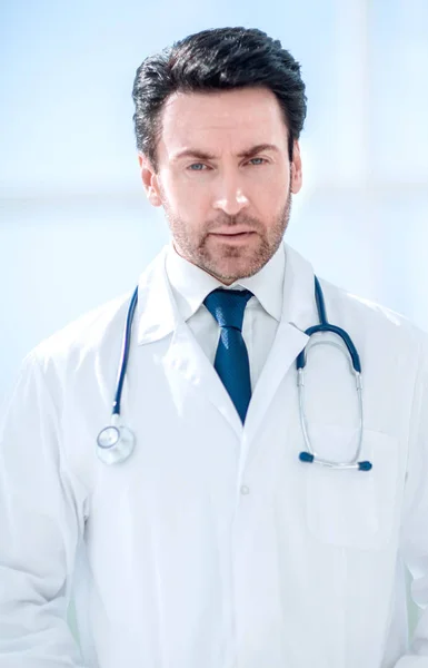 Портрет серйозного лікаря на розмитому фоні — стокове фото