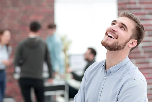 Hombre alegre sonriendo en la oficina . —  Fotos de Stock