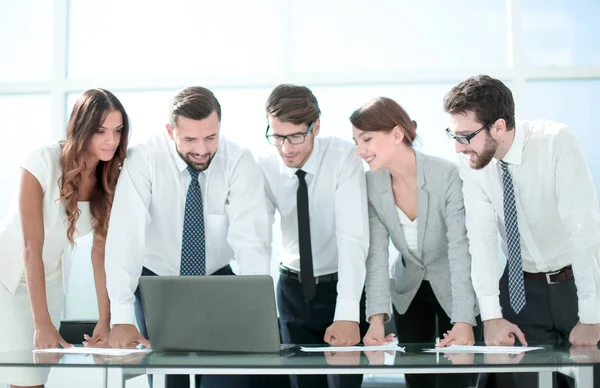 iş takım ayakta yakınındaki masaüstüne