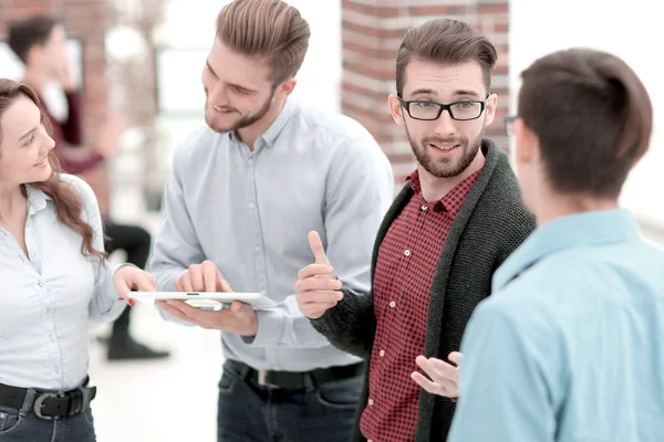 Tablet bilgisayarlı iş ekibi ofiste tartışıyor